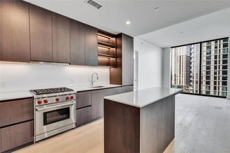 Building Photo - 610 Davis St