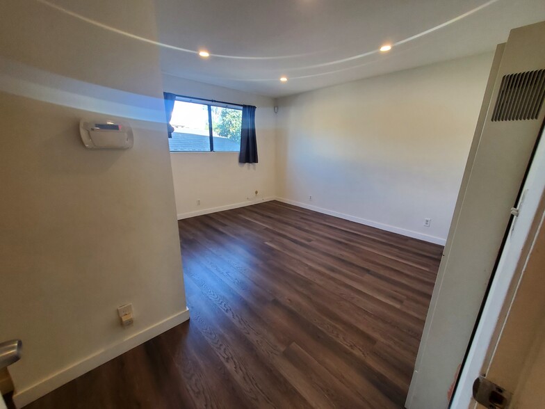 bedroom - 8641 Glenoaks Blvd