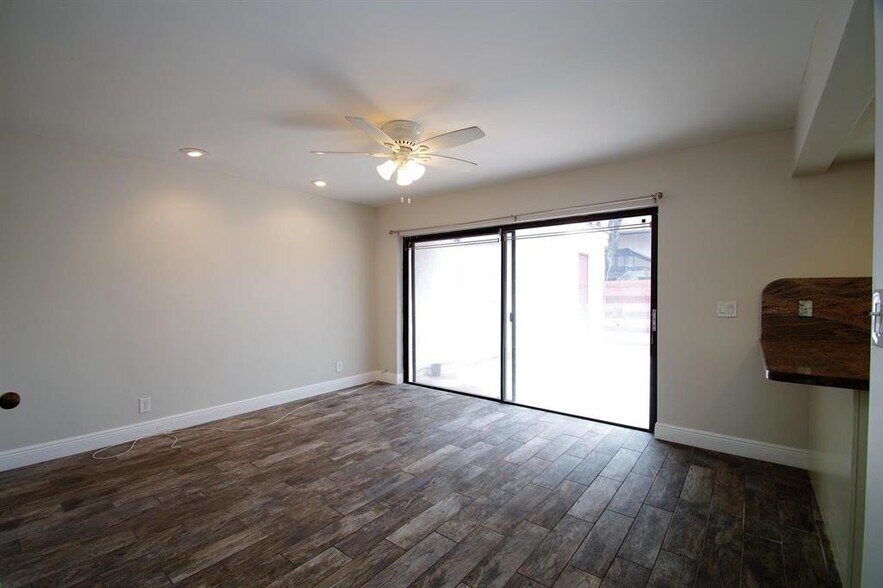 Building Photo - 3010 Willow Ln