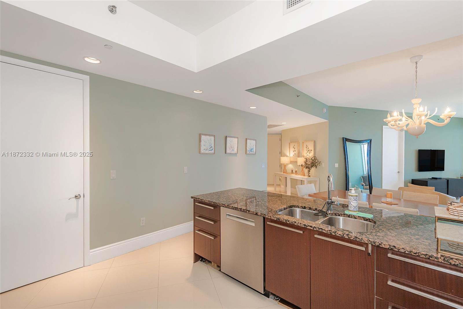 Building Photo - 16001 Collins Ave