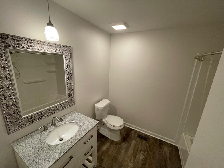 Full Bathroom (hallway) - 1936 Ashmore Ave