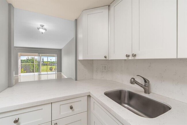 Building Photo - 3050 N Palm Aire Dr
