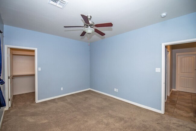 Building Photo - Spectacular open floor plan home!