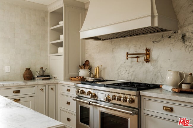 Building Photo - 18875 Pasadero Dr