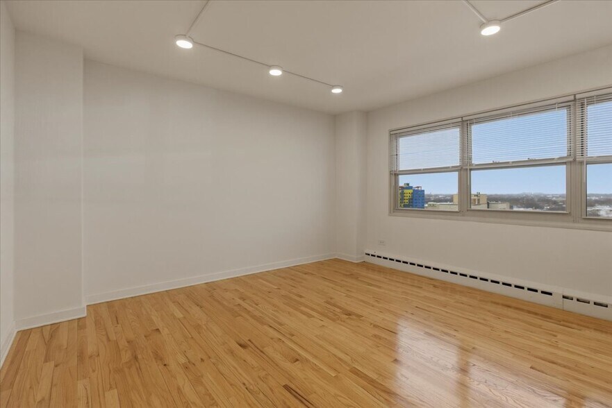 Building Photo - 5630 N Sheridan Rd