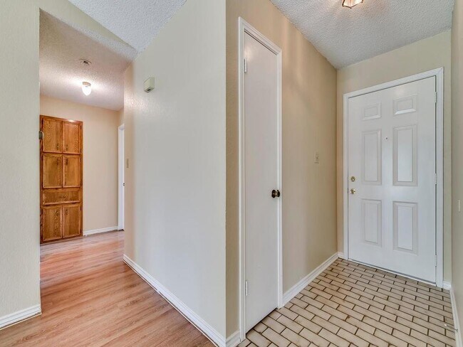 Building Photo - 506 Lakeway Dr