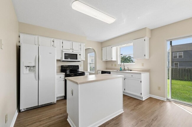 Building Photo - 4611 Thornoak Dr