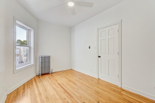 Building Photo - 2016 N Kilbourn Ave