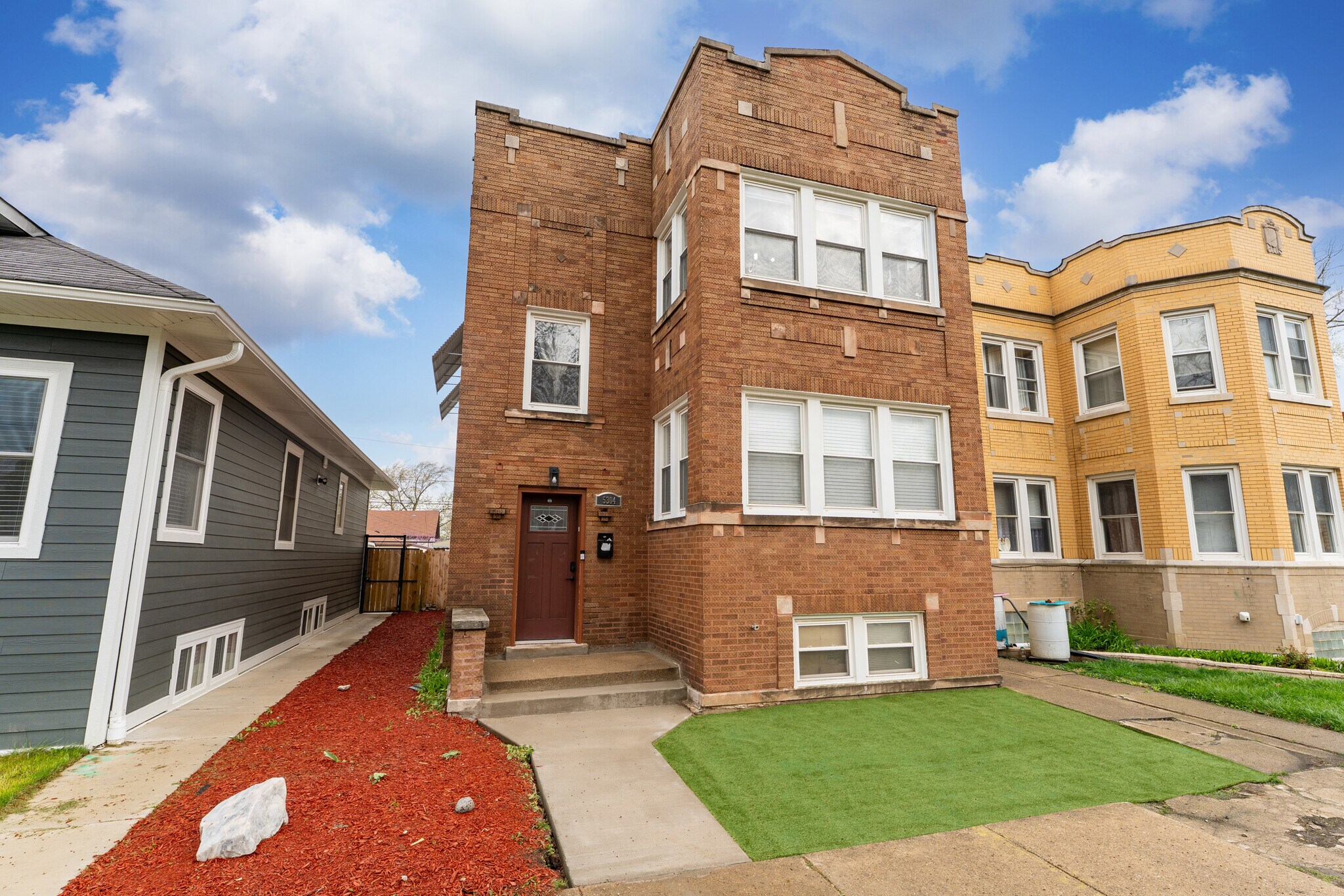 Building Photo - 5304 W Cornelia Ave