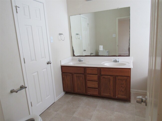 Building Photo - 6338 Applewood Forest Dr