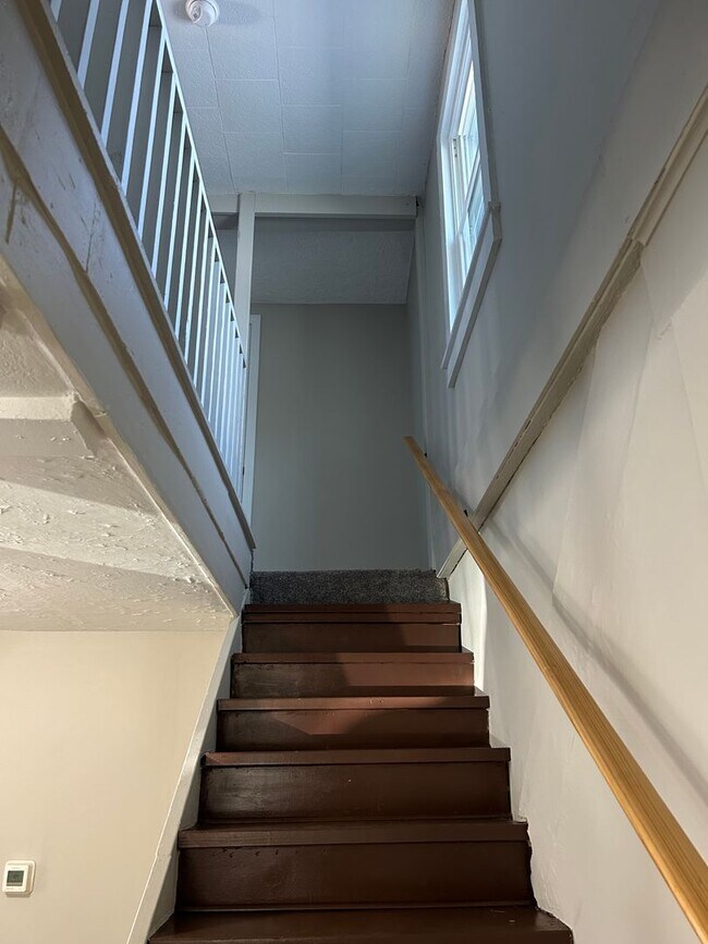 Building Photo - 3 Bdrm Oswego! Charming! Updated!