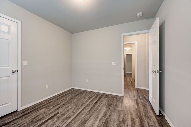 Building Photo - Beautiful 4BD/2BTH with a 2 car garage in ...