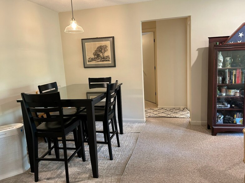 Building Photo - 3 Hallmark Gdns