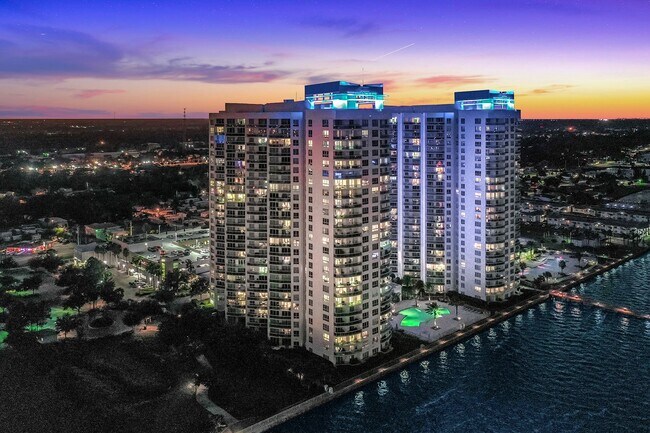 Building Photo - 231 Riverside Dr
