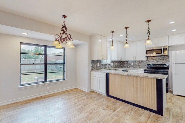 Building Photo - 2116 Northmoor Dr