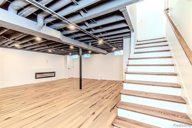 Building Photo - 811 Norwich Dr