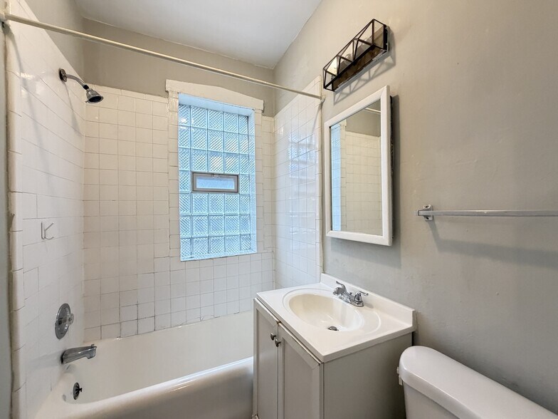 Building Photo - 457 W Melrose