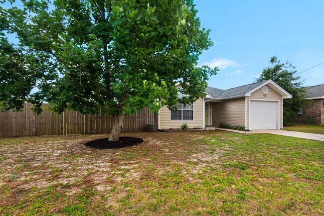 Building Photo - "Charming 3-Bed, 2-Bath Home in Mary Esthe...