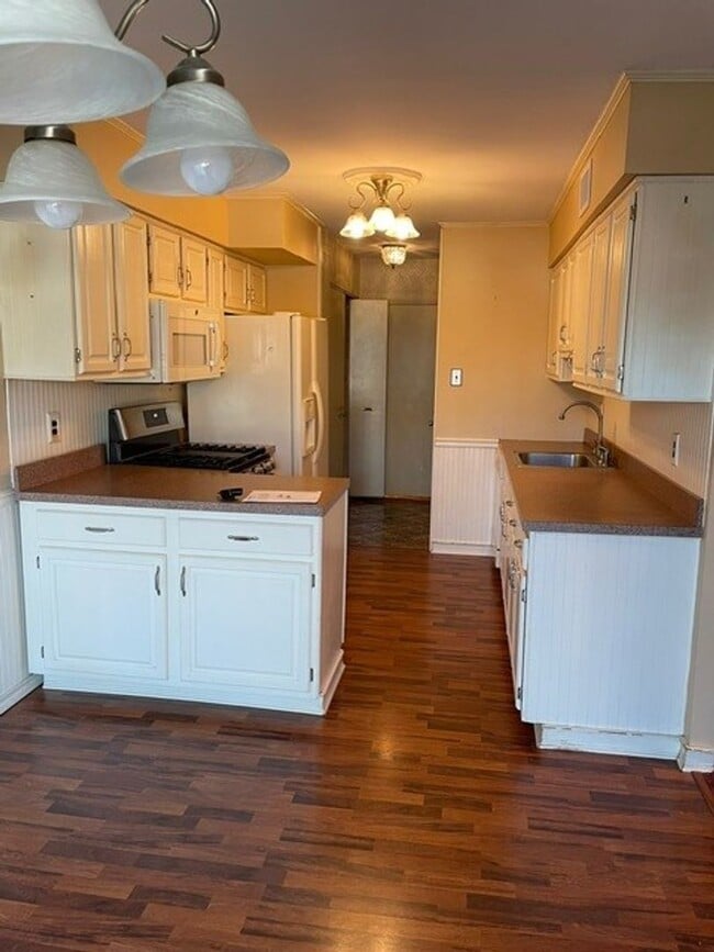 Building Photo - Stunning 6-Bedroom Home with Parking Spot and Large Yard! Available NOW!