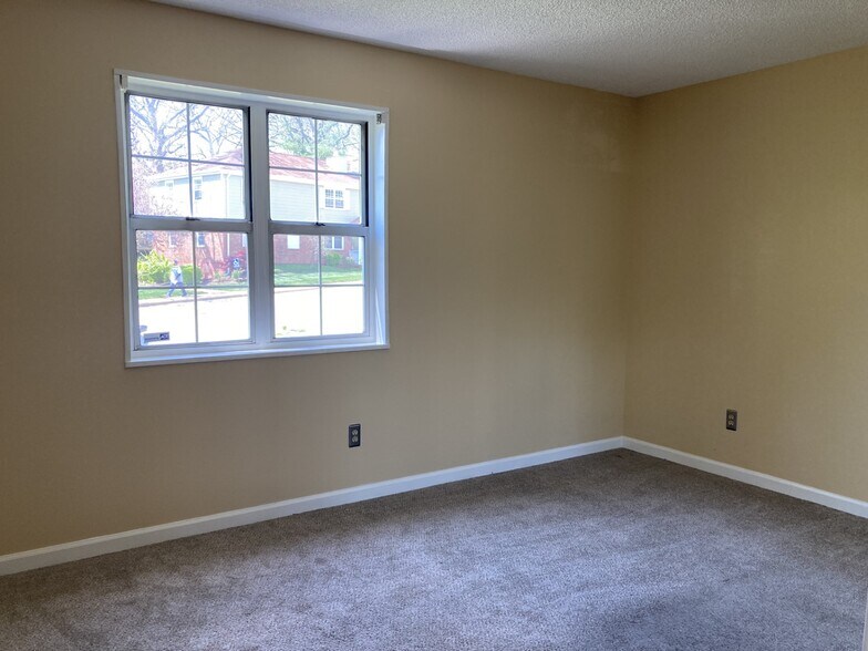 Master Bedroom-Big enough for a King Size bed - 1618 Thrush Ter