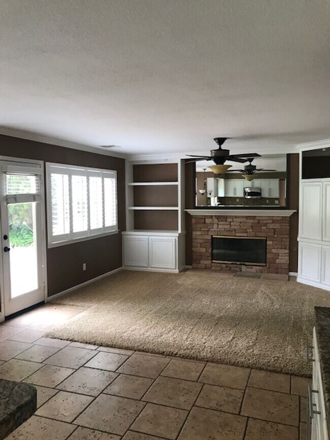 Building Photo - Lovely 4 bed 3+ bath