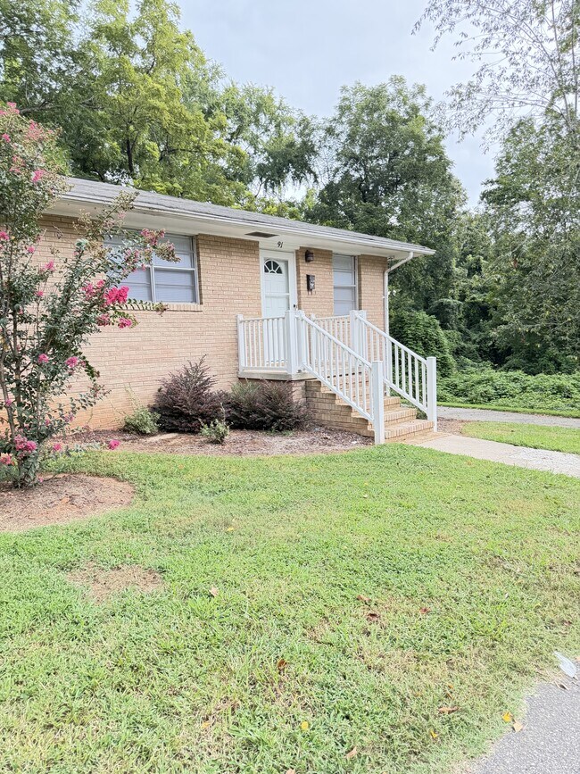 Building Photo - 91 Creswell Dr NE