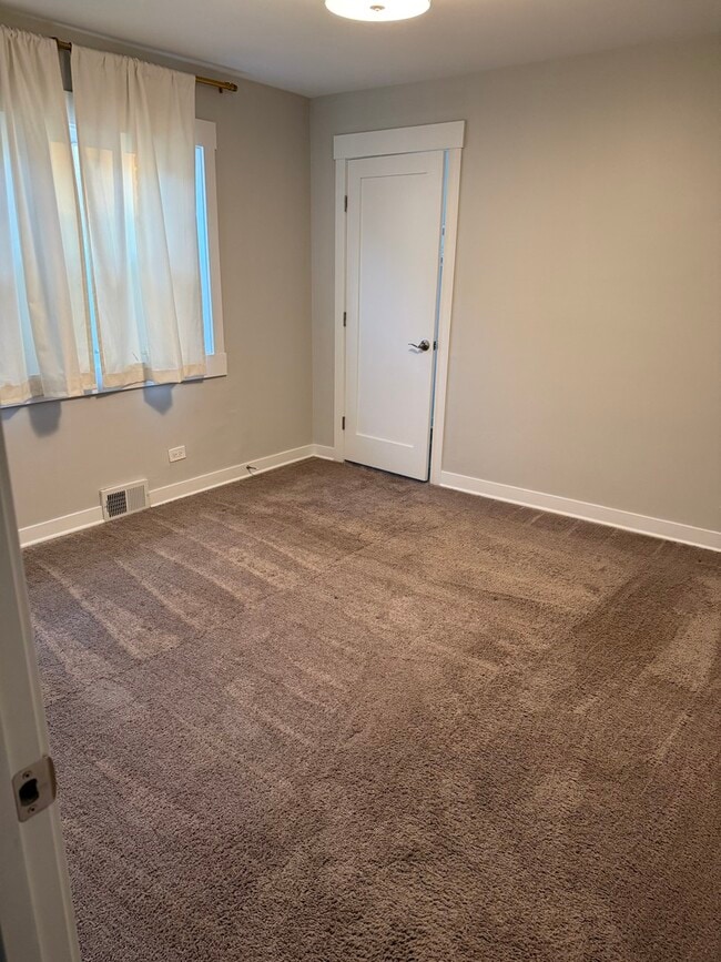 Building Photo - 1172 S Grove Ave