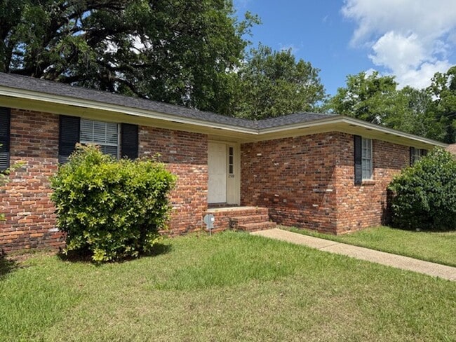 Building Photo - NE HOME IN EASTGATE