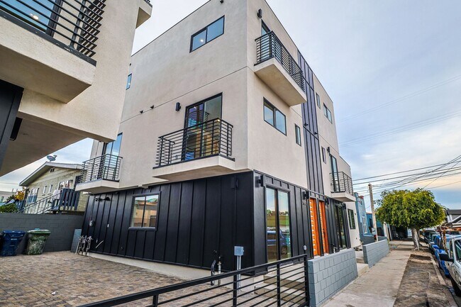 Building Photo - 2332 Carmona Ave
