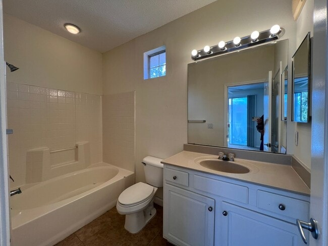 Building Photo - Perfect apartment waiting for you!