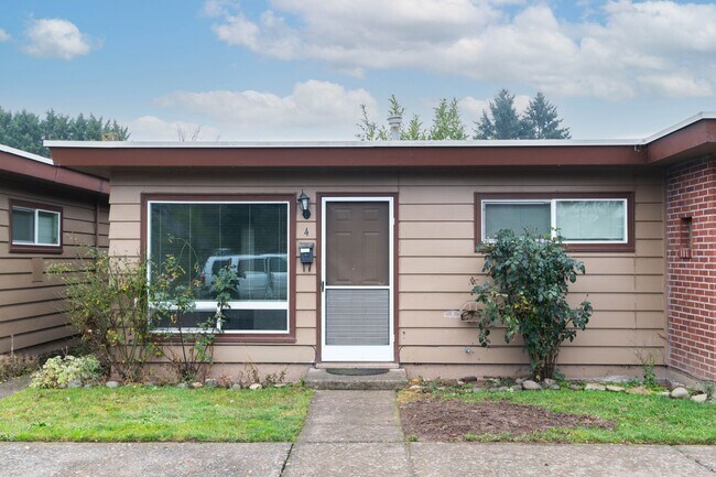 Primary Photo - Newly Remodeled Single Level Apartment in Lebanon Oregon!