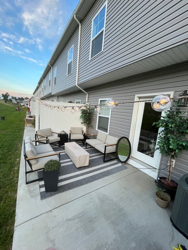 Building Photo - 2046 Mountain Ash Ln