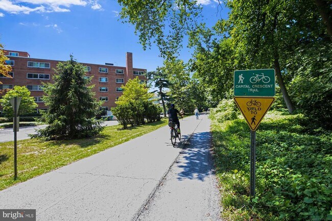 Building Photo - 4960 Sentinel Dr