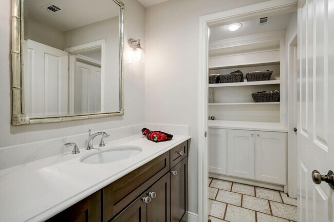 Building Photo - 201 Vanderpool Ln