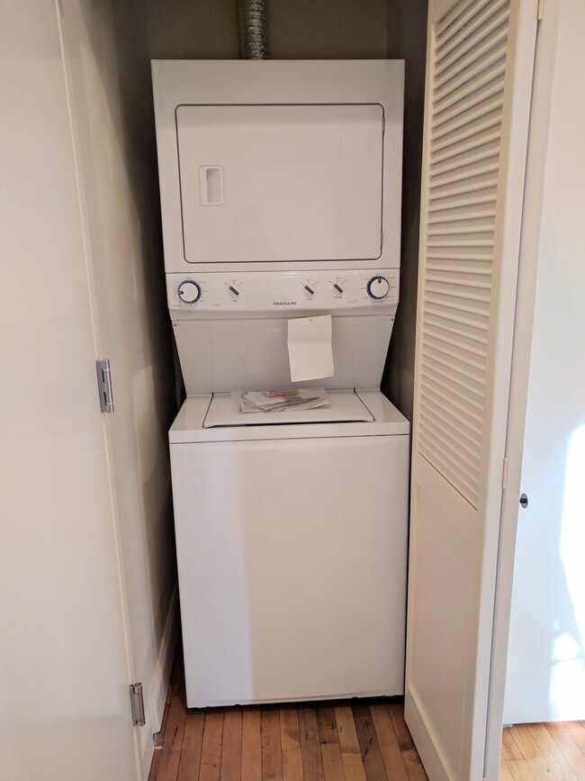 Building Photo - 934 W 19th St