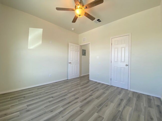 Building Photo - 8702 De Alva Dr