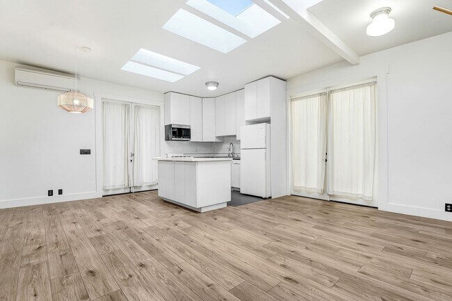 Building Photo - Spanish Style Venice Bungalow
