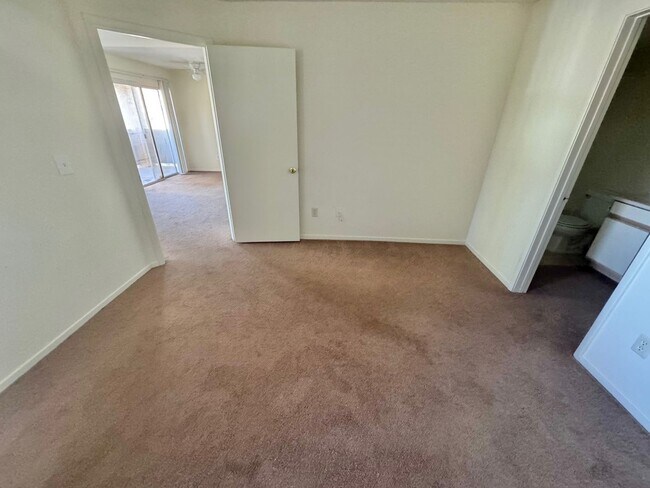 Building Photo - ***AMAZING WELOME DEAL!! $600 OFF FIRST MONTHS RENT IF MOVED IN 2 WEEKS!!**  Lovely 2 Bedroom/2 B...
