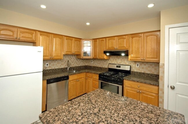 Building Photo - 17 Gardenia Ct