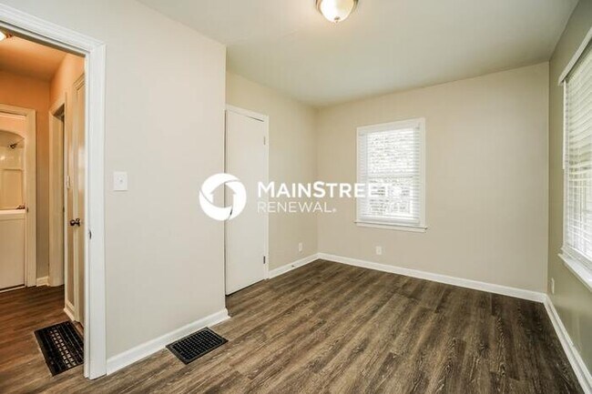 Building Photo - 3 Bedroom Pet-Friendly Home in Columbus, OH with Main Street Renewal