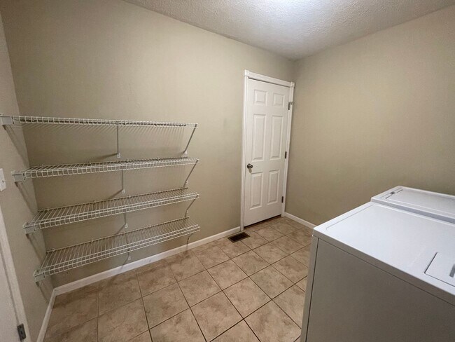 Building Photo - 3 Bedroom Luxury Home