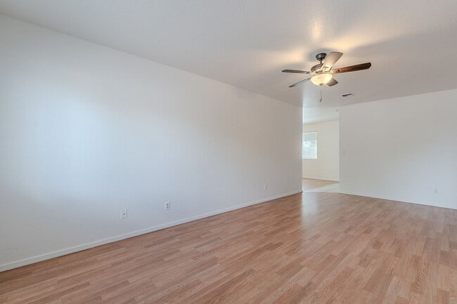 Building Photo - 402 N 101st Pl