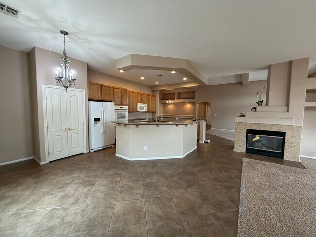 Building Photo - Spacious 4 bedroom