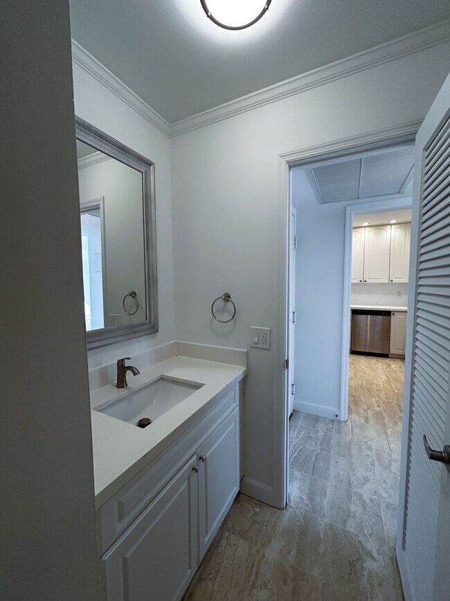 Building Photo - Large 1 Bedroom 1.5 Bath Condo - Steps from Fort Lauderdale Beach!