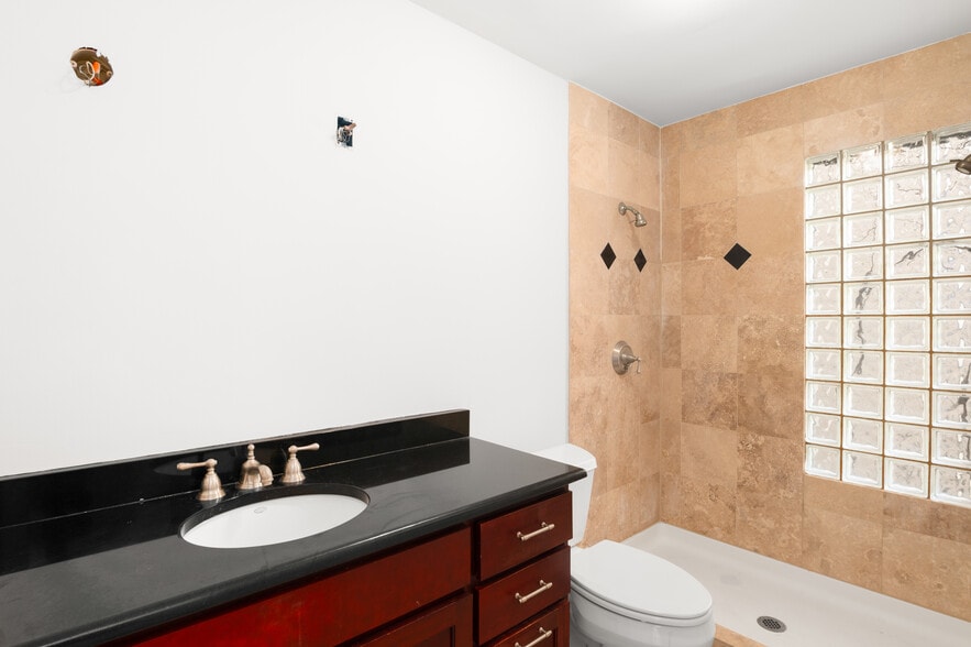 Primary ensuite - 197 5th St NE