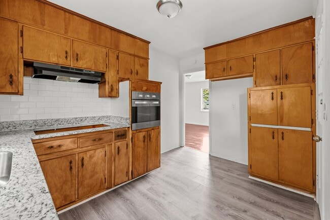 Building Photo - Newly Renovated Center Point Home