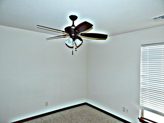 Building Photo - Delightful Home in the heart of Edmond- Pool and Club House-Close to I-35, Broadway Extension and...