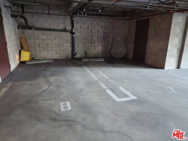 Building Photo - 601 S Van Ness Ave