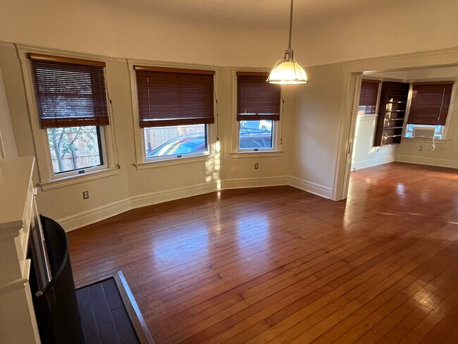 Building Photo - 133 E Ave 42