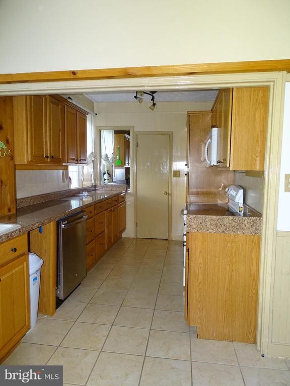 Building Photo - 1410 Gillan Dr